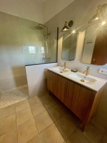 a bathroom with a sink and a shower at Finca es Rafal, Agroturisme in Montuiri