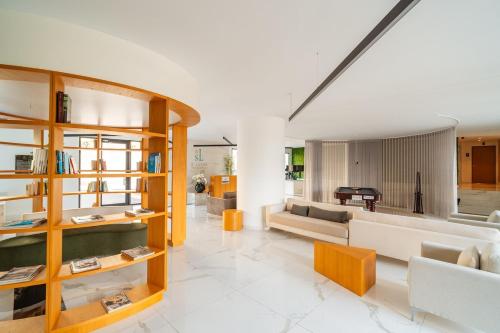 Suite Q - Supermarket - Pool - AC - Private Parking Spot