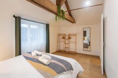 une chambre avec un lit avec des serviettes dessus dans l'établissement L'invention poétique - T2 charmant en Hyper centre, à Abbeville