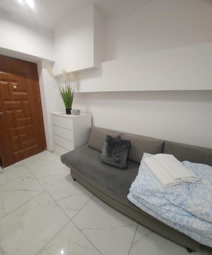 Studio 25 - Ghetto Heroes Square