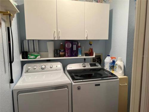 Küche/Küchenzeile in der Unterkunft Broadmoor House 3br, 2ba, Wheated Pool, Sleeps 6