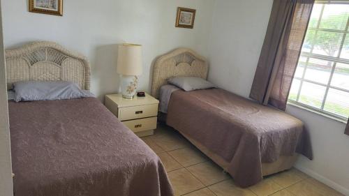 Postel nebo postele na pokoji v ubytování Palm Manor Resort - Unit 6-203