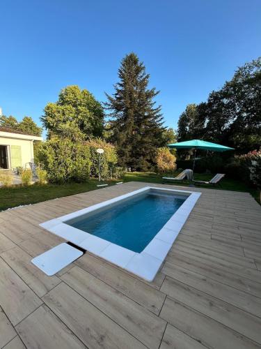 une piscine au milieu d'une cour dans l'établissement Studio Cosy des Landes, à Seyresse