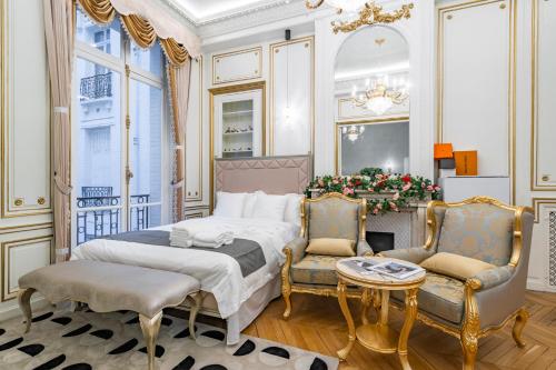 une chambre avec un lit, deux chaises et une table dans l'établissement Paix, à Paris