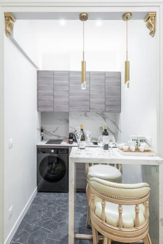 une cuisine avec une table et deux tabourets de bar dans l'établissement Paix, à Paris