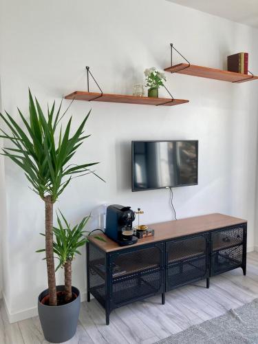 Cette chambre dispose d'un bureau, d'une télévision et d'une usine. dans l'établissement Studio lumineux Gagny - 2min du RER, à Gagny