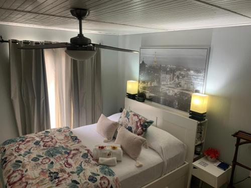 una camera da letto con un letto e una finestra di La Promesa B&B a Xuí