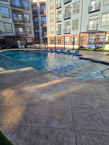 a swimming pool in the middle of a building at Cozy 1bedrm/1bed/air mattress in Dallas