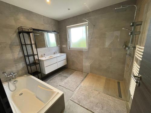 O baie la Maison et Appartement séparé de 300m