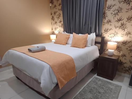Ένα ή περισσότερα κρεβάτια σε δωμάτιο στο Delux Guesthouse
