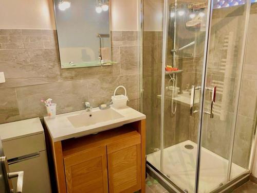 une salle de bain avec un lavabo et une douche dans l'établissement Plein centre type 3 avec parking, à Sanary-sur-Mer