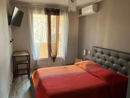 une chambre avec un grand lit et une fenêtre dans l'établissement Plein centre type 3 avec parking, à Sanary-sur-Mer