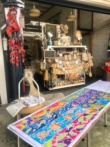 Gambar di galeri bagi 97 Yaowarat - Phuket Old Town di Bandar Phuket