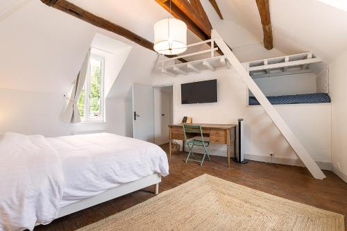 a white bedroom with a bed and a desk at Au coeur de Marlotte in Bourron-Marlotte