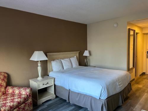 Postel nebo postele na pokoji v ubytování Hilltop Inn & Suites