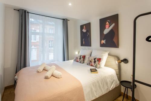 une chambre avec deux lits et une fenêtre dans l'établissement La promesse - T3 Hyper centre, à Abbeville