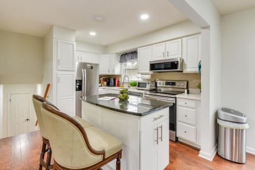 Η κουζίνα ή μικρή κουζίνα στο 8 Mi to Uptown Home with Hot Tub in Charlotte!