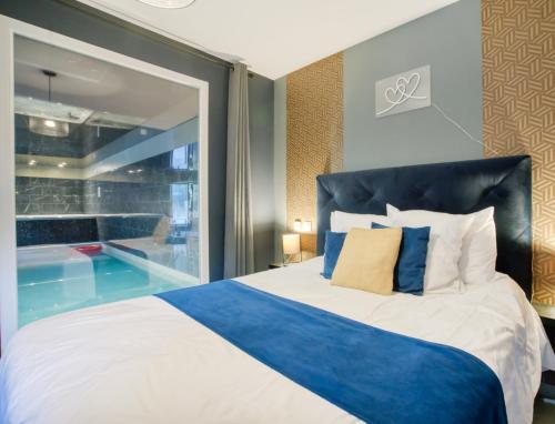 - une chambre avec un grand lit et une piscine dans l'établissement Villa 2pers Lorgues Piscine, Spa, Hammam, à Lorgues