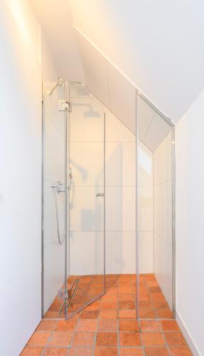 a bathroom with a shower with glass doors at Pausenhof Spreewald in Unterspreewald