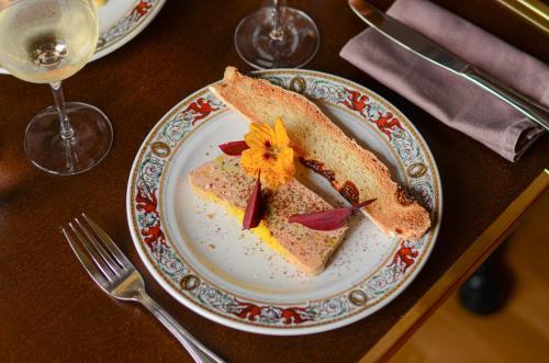 a plate with two slices of bread on a table at Auberge de l'Étoile in La Rippe