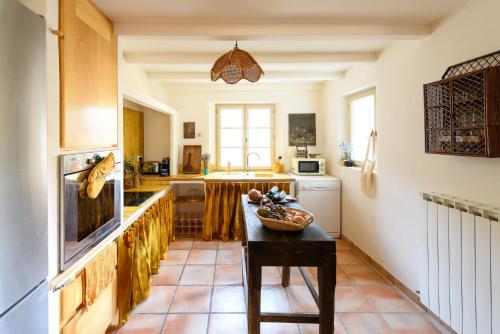 Una cocina o zona de cocina en Haven of peace in luberon