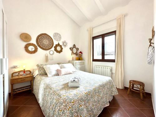 a bedroom with a bed and a window at Casa rural Las Golondrinas in Huércal-Overa