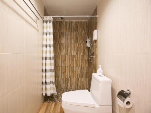 チェンコーンにあるSleeping Well Chiangkhongのトイレとシャワー付きのバスルーム