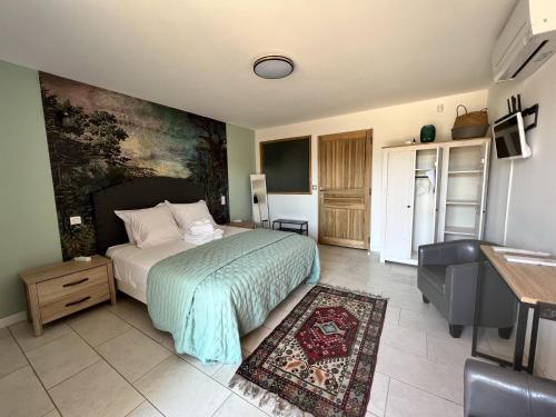 une chambre avec un lit et un tableau au mur dans l'établissement BASTIDE DES MARTELIERES, à Salon-de-Provence