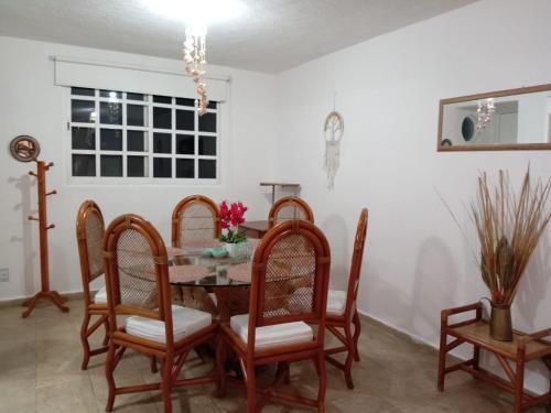 a dining room with a table and chairs at Depto con PISCINA PUENTE DEL MAR ACAPULCO in Acapulco