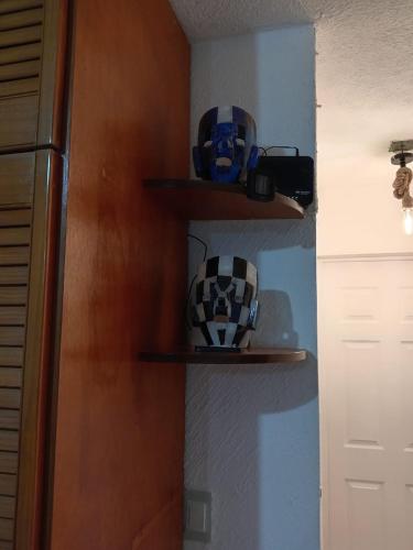 a shelf with a pot on it next to a refrigerator at Depto con PISCINA PUENTE DEL MAR ACAPULCO in Acapulco