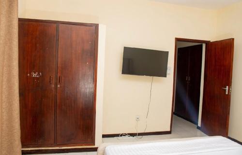 Shree enclave east courtにあるテレビまたはエンターテインメントセンター