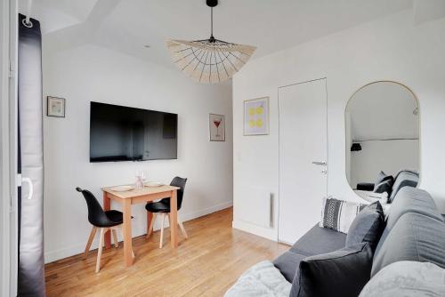 un salon avec un canapé et une table dans l'établissement Studio Cosy - 2P - 16eme - Victor Hugo, à Paris