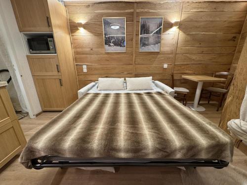 Postel nebo postele na pokoji v ubytování La clé dorée - Studio chalet départ télécabines