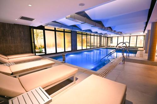 a large swimming pool in a building with windows at Hotel Denver Mar del Plata in Mar del Plata