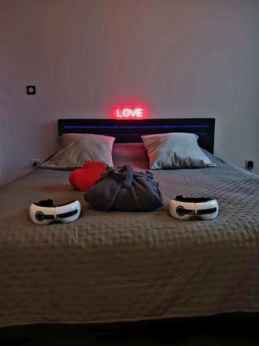 un lit avec deux paires de chaussures dessus dans l'établissement La Cabane Secrète, à Bouquelon