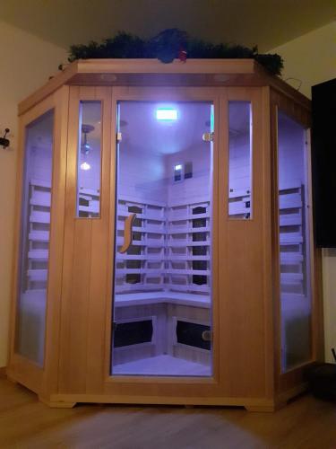 Cette chambre dispose d'une grande porte en verre et d'un balcon. dans l'établissement La Cabane Secrète, à Bouquelon