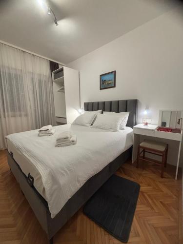 ein Schlafzimmer mit einem großen Bett mit zwei Handtüchern darauf in der Unterkunft Morosini Apartments in Biograd na Moru