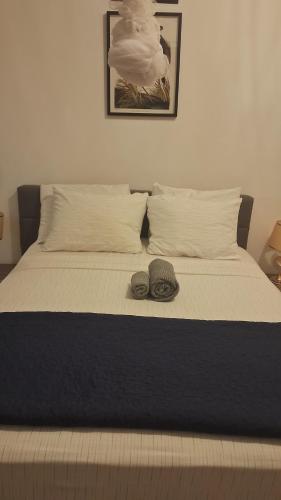 ein Bett mit zwei Hüten oben drauf in der Unterkunft Pelican in Somone