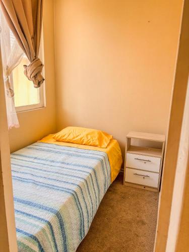 拉塞雷纳Departamento a 5 minutos de la playa的一间带床和床头柜的小卧室