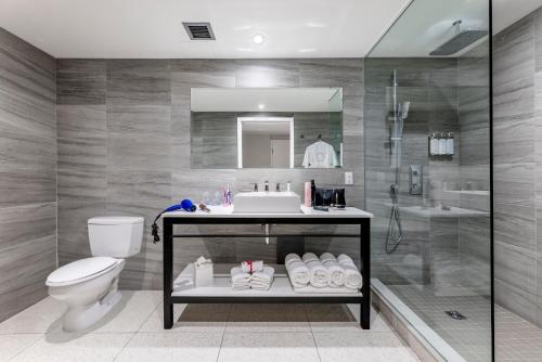 a bathroom with a sink and a toilet and a shower at HOTEL10 in Montréal