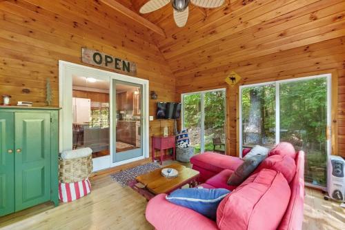 Φωτογραφία από το άλμπουμ του Sun-Dappled Suissevale Cape Close to Lake & Beach σε Center Harbor