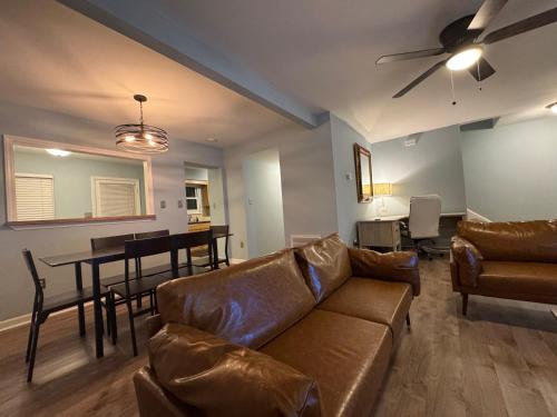 Una sala de estar con un sofá y un comedor. en 3 Bedroom Townhouse-Max 8 guests, en Charlotte