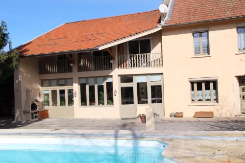 une maison avec une piscine devant dans l'établissement Sous Le Figuier, à Saint-Siméon-de-Bressieux