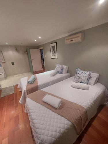 Una cama o camas en una habitación de EIGHT VILLA DE PORT iKamva