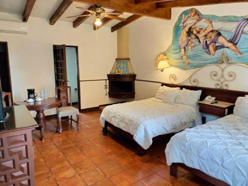 Rúm í herbergi á Villa San Jose Hotel & Suites