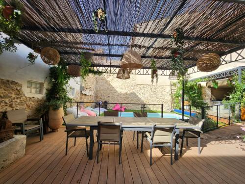 Bazén v ubytování la bastide du soleil, gite avec piscine nebo v jeho okolí