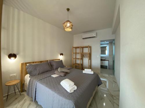 Un dormitorio con una cama con toallas. en Ocean Blue I, Seaside Suite, en Kalamaki