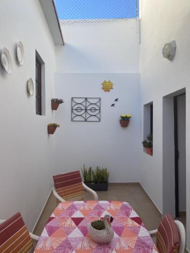 a dining room with a table and chairs at Apartamentos Gharb Diem in Tavira