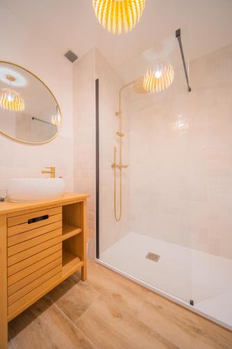 une salle de bain avec une douche, un lavabo et une baignoire dans l'établissement Bel appartement coeur de ville, à Metz