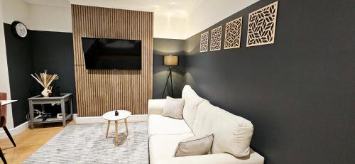 Televisyen dan/atau pusat hiburan di Modern 5BR Bedford Home, Sleeps 7,Ideal for Contractors, Near Transport